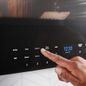 Horno microondas con freidora de aire para instalar sobre la estufa con tecnología avanzada de sensores
